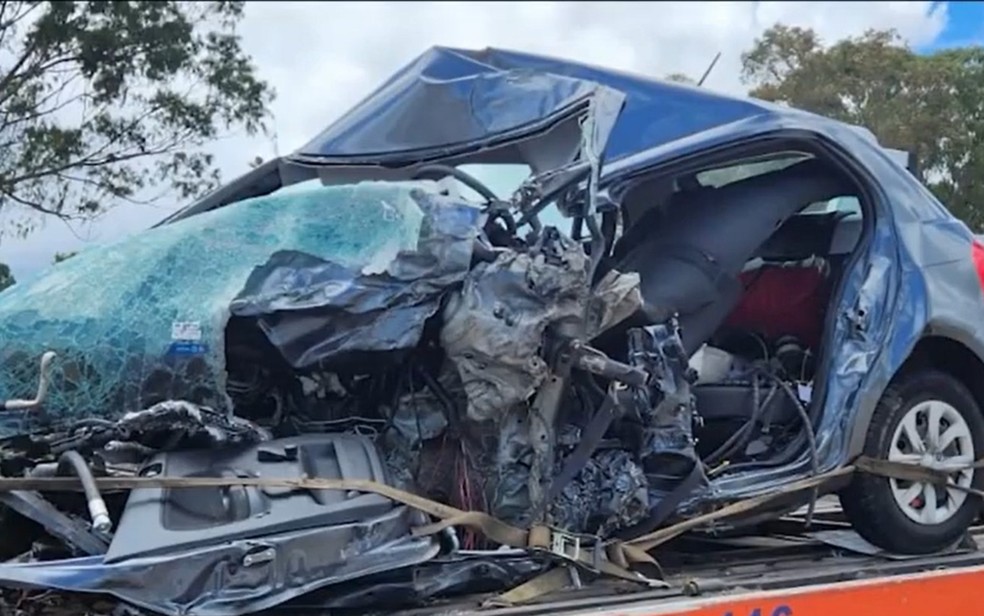 Veículo perdeu portas e ficou destruído — Foto: Reprodução/TV Sudoeste