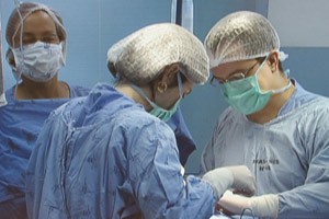 Médicos realizam cirurgia pediátrica em mutirão do HRAS. (Foto: TV Globo / Reprodução)