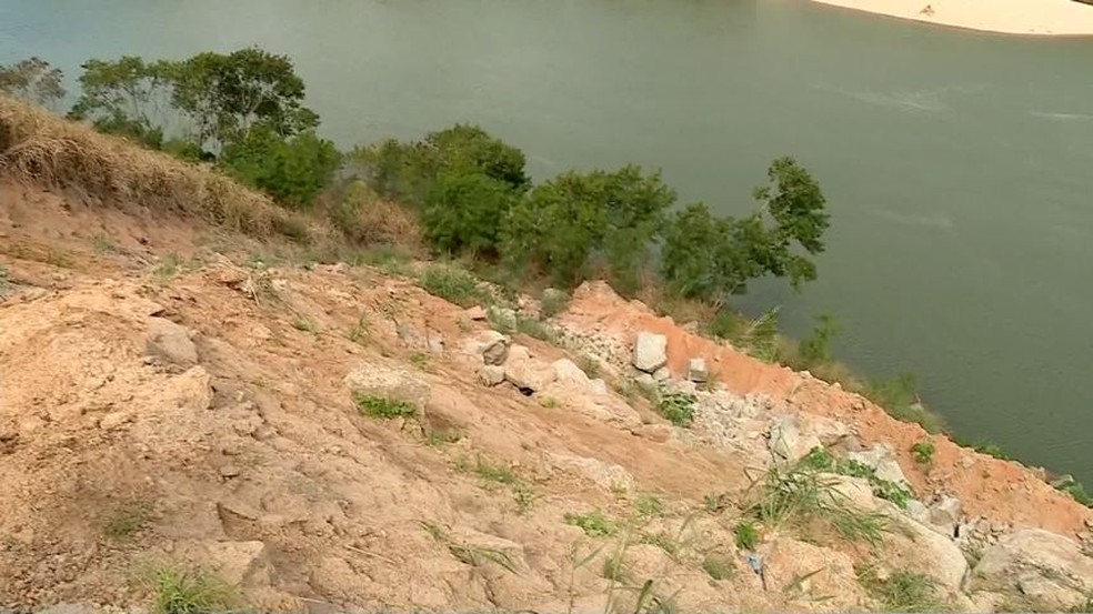 Iema quer que Dnit retire as pedras que rolaram para as margens do Rio Doce (Foto: Wando Fagundes/TV Gazeta)