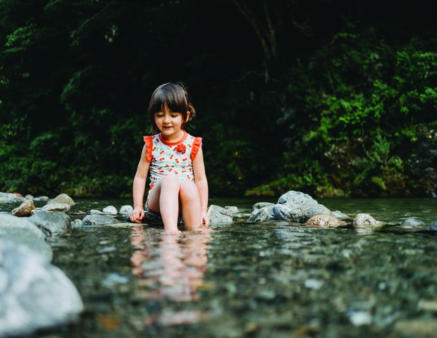 criança-natureza-cachoeira-ar-livre (Foto: Getty Images)