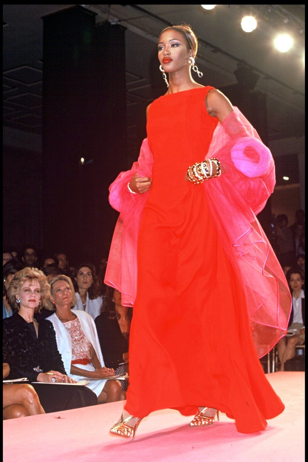 Naomi Campbell - Valentino Haute Couture fashion show fall winter 1992-1993 collection in Paris. (Photo by Bertrand Rindoff Petroff/Getty Images) (Foto: Getty Images)