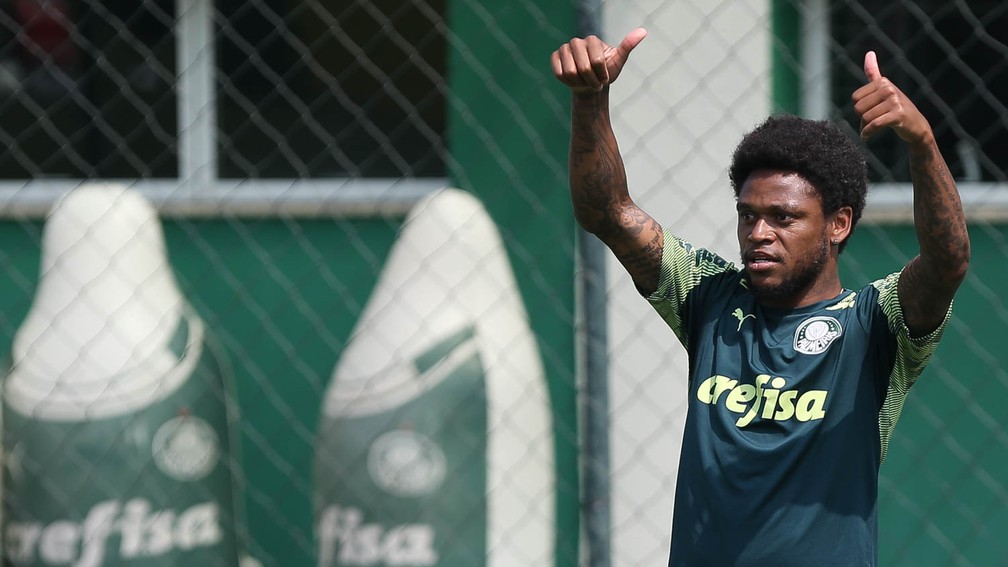 Luiz Adriano durante treinamento na Academia de Futebol do Palmeiras — Foto: Cesar Greco/Ag. Palmeiras