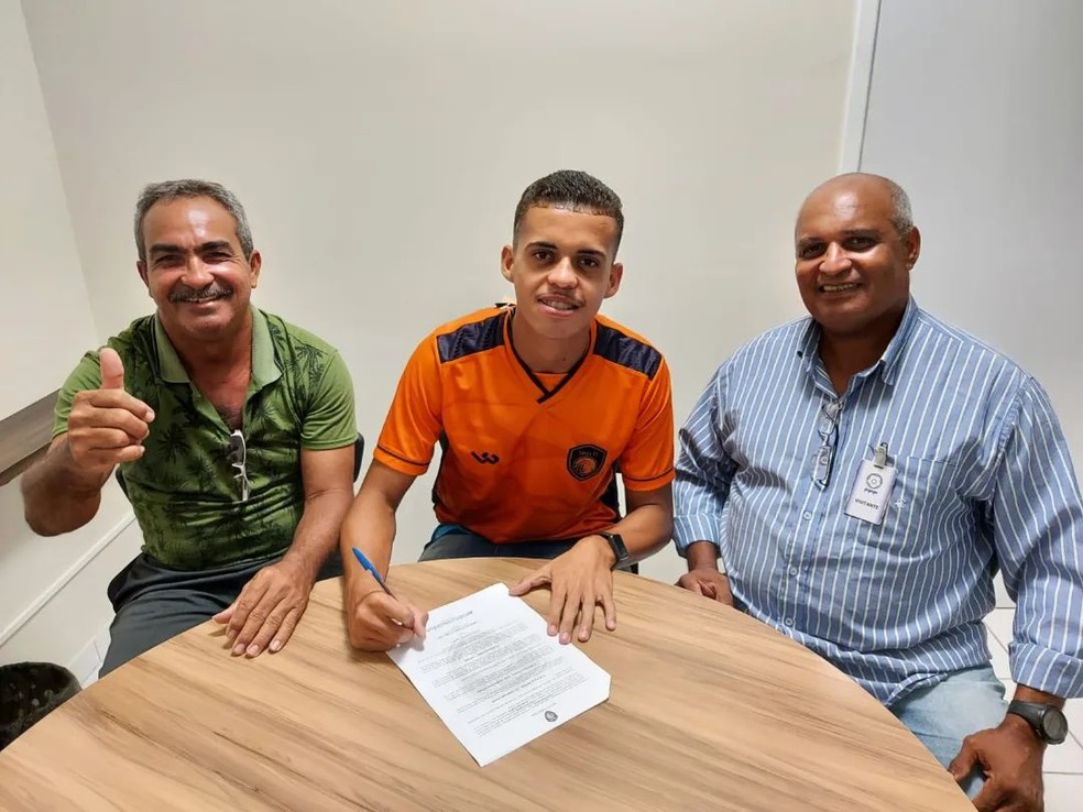 João Vitor (ao centro) tinha sido contratado por um clube de futebol de Pernambuco há menos de um mês — Foto: Reprodução/Instagram