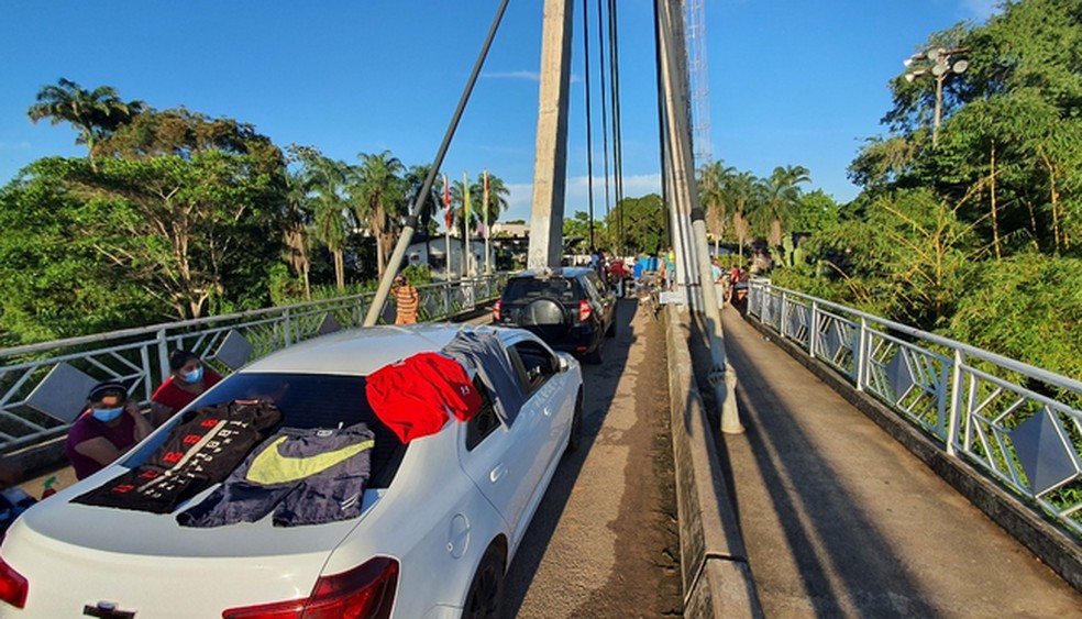 Em Brasileia uma fila de carros se formou por causa do protesto — Foto: Alexandre Lima/Arquivo pessoal