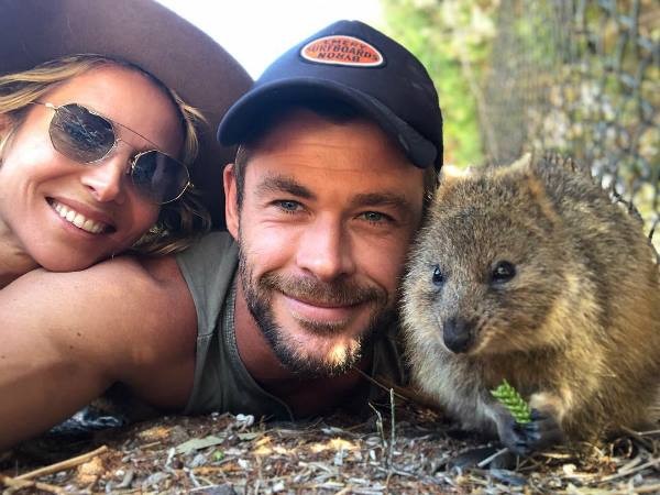 Chris Hemsworth e Elsa Pataky com o Rei das Selfies (Foto: Reprodução Instagram)