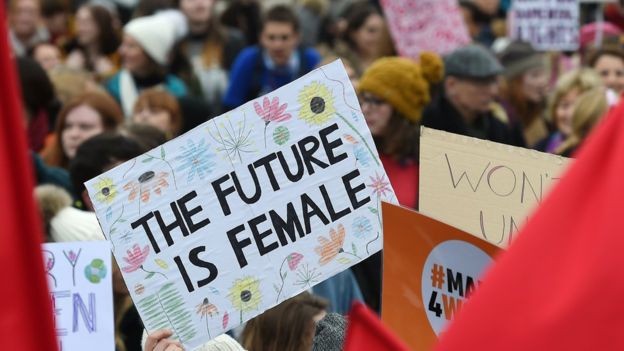 Cartaz em Londres dizendo 'O futuro é feminino': mulheres de todo o mundo fazem marchas e protestos por direitos iguais na semana do 8 de Março  (Foto: epa/via bbc news brasil)