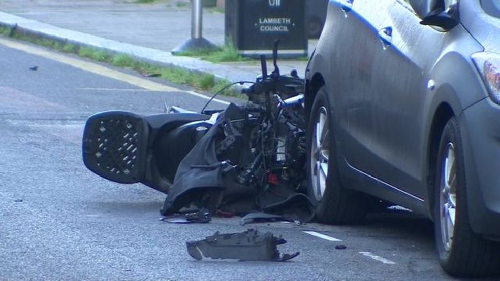 Moto de Guilherme após atropelamento.  — Foto: BBC