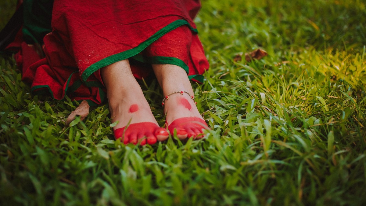 Andar descalço na terra traz benefícios à saúde  (Foto: Pexels / Sadman Chowdhury / CreativeCommons)