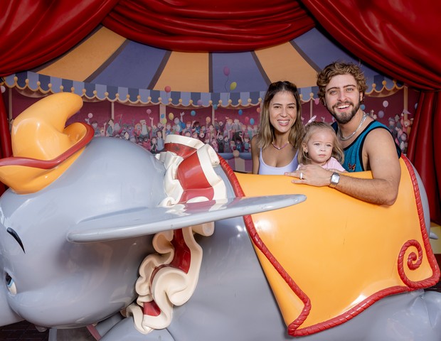 Eike Duarte, Natália Vivacqua e Filipa  na Dumbo The Flying Elephant, uma atração clássica do Magic Kingdom Park (Foto:  Courtney Kiefer/ Walt Disney World Resort)