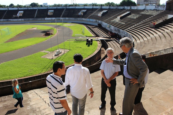 Vistoria ao estádio Morenão nesta sexta-feira (Foto: Hélder Rafael)
