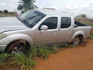 a caminhonete do comerciante foi abandonada no km 5, da GO- 244, entre os municípios de Novo Planalto e São Miguel do Araguaia, no noroeste de Goiás. (Foto: Divulgação/PM-TO)