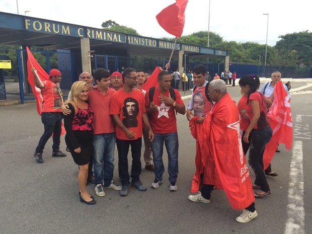 Grupo pró Lula protesta (Foto: Márcio Pinho/G1)