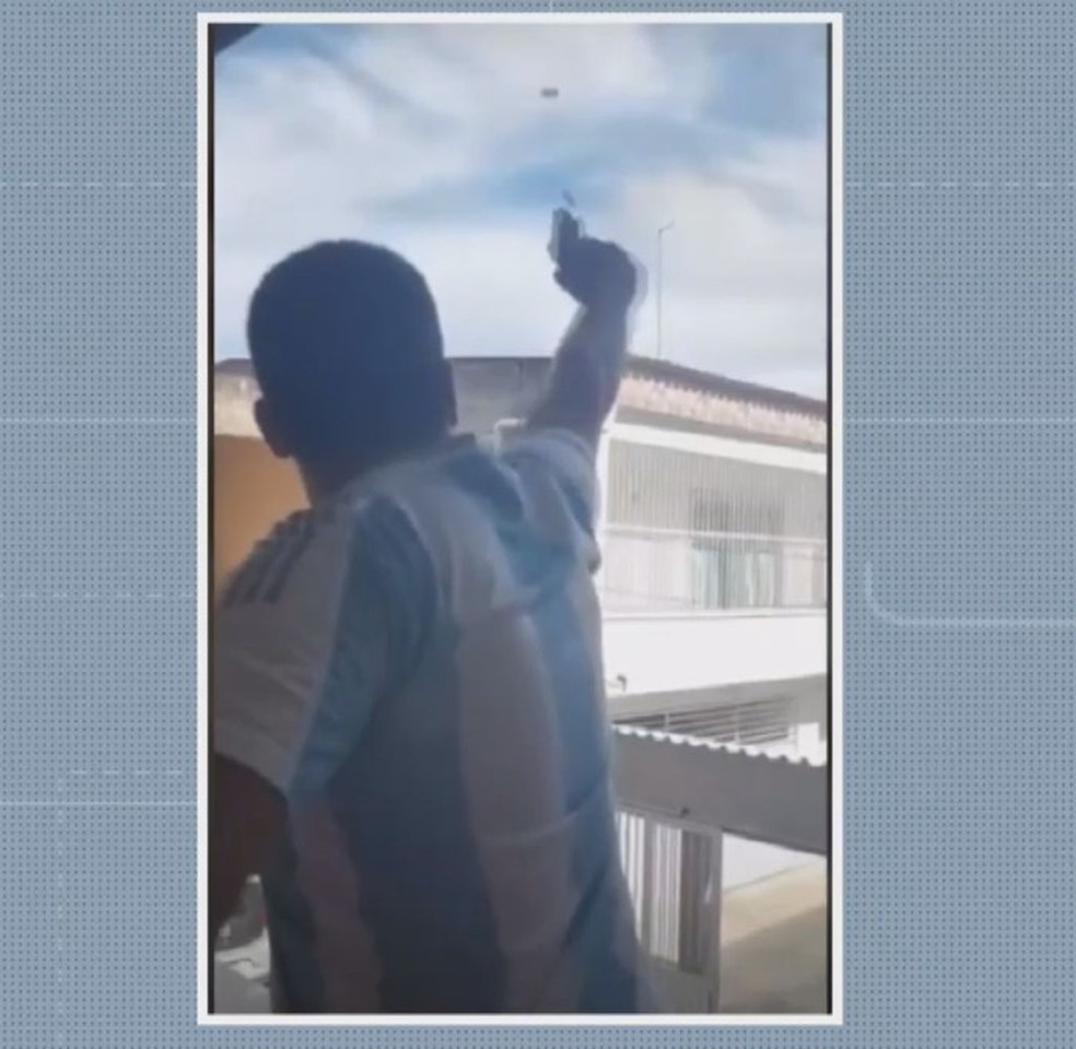 Pol&iacute;cia cumpre mandados contra suspeitos de utilizar armas e postar em redes sociais &mdash; Foto: Reprodu&ccedil;&atilde;o / redes sociais 