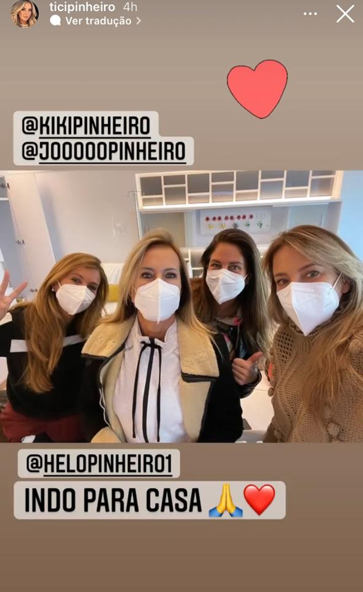 Helô Pinheiro posa com as filhas ao ter alta após retirar nódulo (Foto: Reprodução/Instagram)