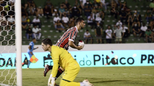 Calleri comemora o gol do São Paulo contra o Guarani