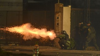 Policiais disparam gás lacrimogêneo contra manifestantes que exigem a libertação do governador de Santa Cruz, Luis F. Camacho, na Bolívia, na madrugada de 4 de janeiro. — Foto: RODRIGO URZAGASTI / AFP