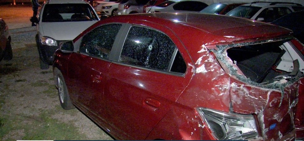 Carro foi atingido por vários tiros e assaltante morreu em Cuiabá — Foto: TV Centro América/Reprodução