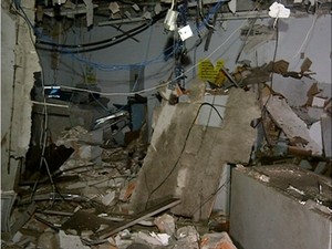 Banco fica destruído após explosão em Santa Fé do Araguaia (Foto: Reprodução/TV Anhanguera)