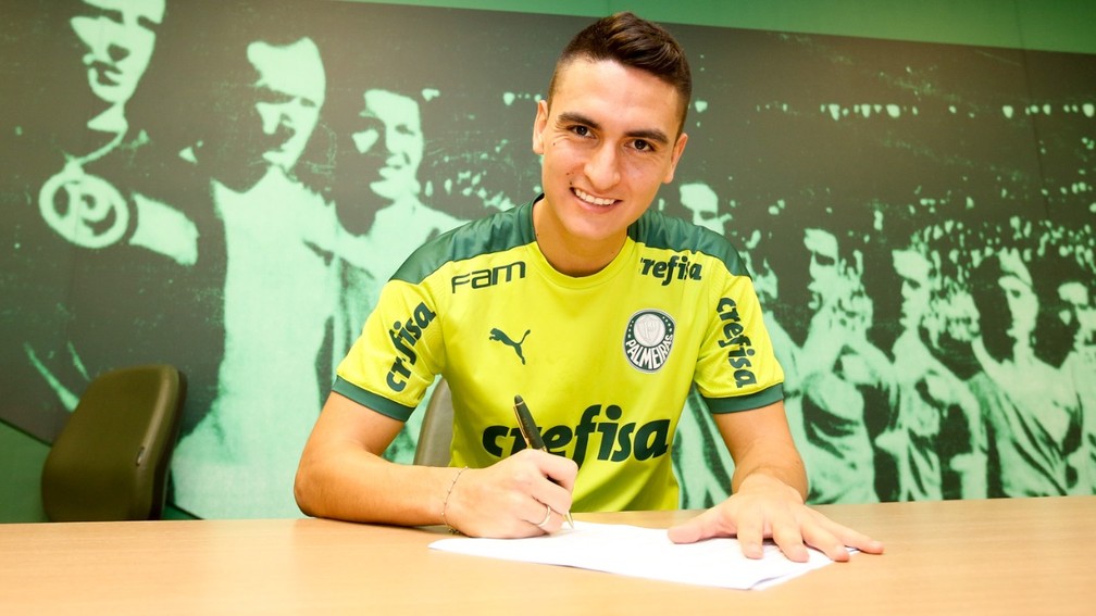 Eduard Atuesta assina contrato com o Palmeiras at o fim de 2026  Foto: Ag. Palmeiras