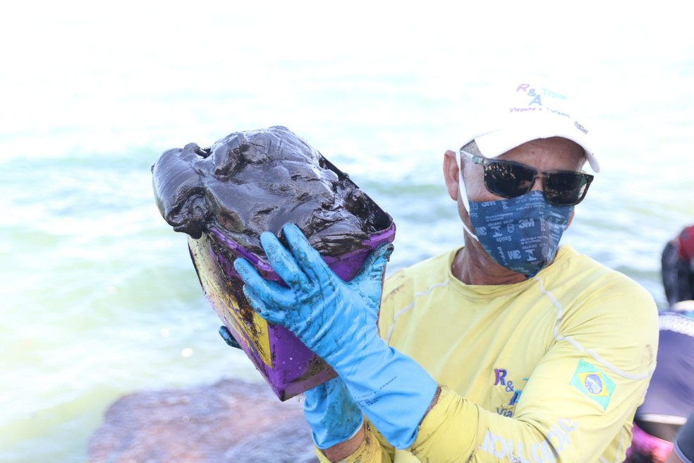 Trabalho volunário ajuda a retirar óleo na praia do Janga, em Paulista, no Grande Recife — Foto: Marlon Costa/Pernambuco Press