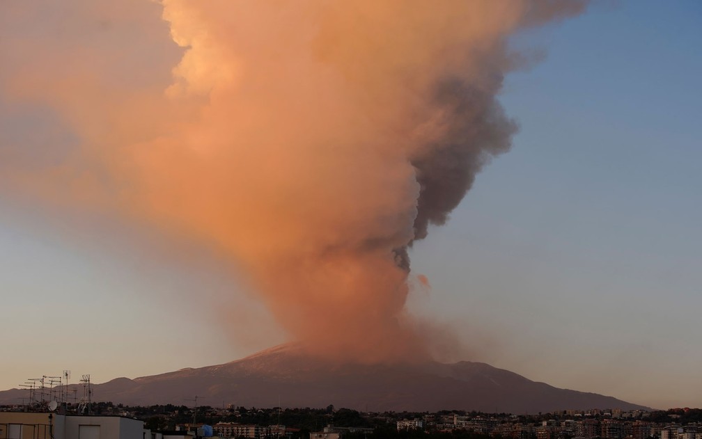 Coluna de fumaça expelida por erupção do vulcão Etna, na ilha da Sicília, na Itália, na terça-feira (16) — Foto: Reuters/Antonio Parrinello 