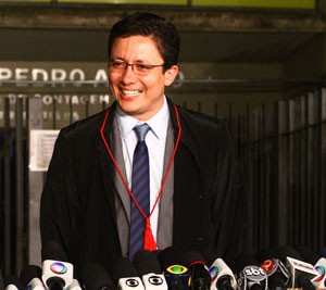 Promotor Henry Castro sorri após decisão que condenou réus (Foto: Maurício Vieira/G1)