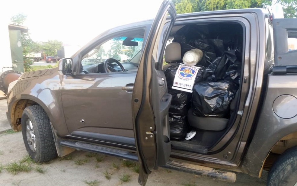 Carro com 500 quilos de maconha foi apreendido pela polícia em Gravatá, no Agreste do estado — Foto: Polícia Militar/Divulgação