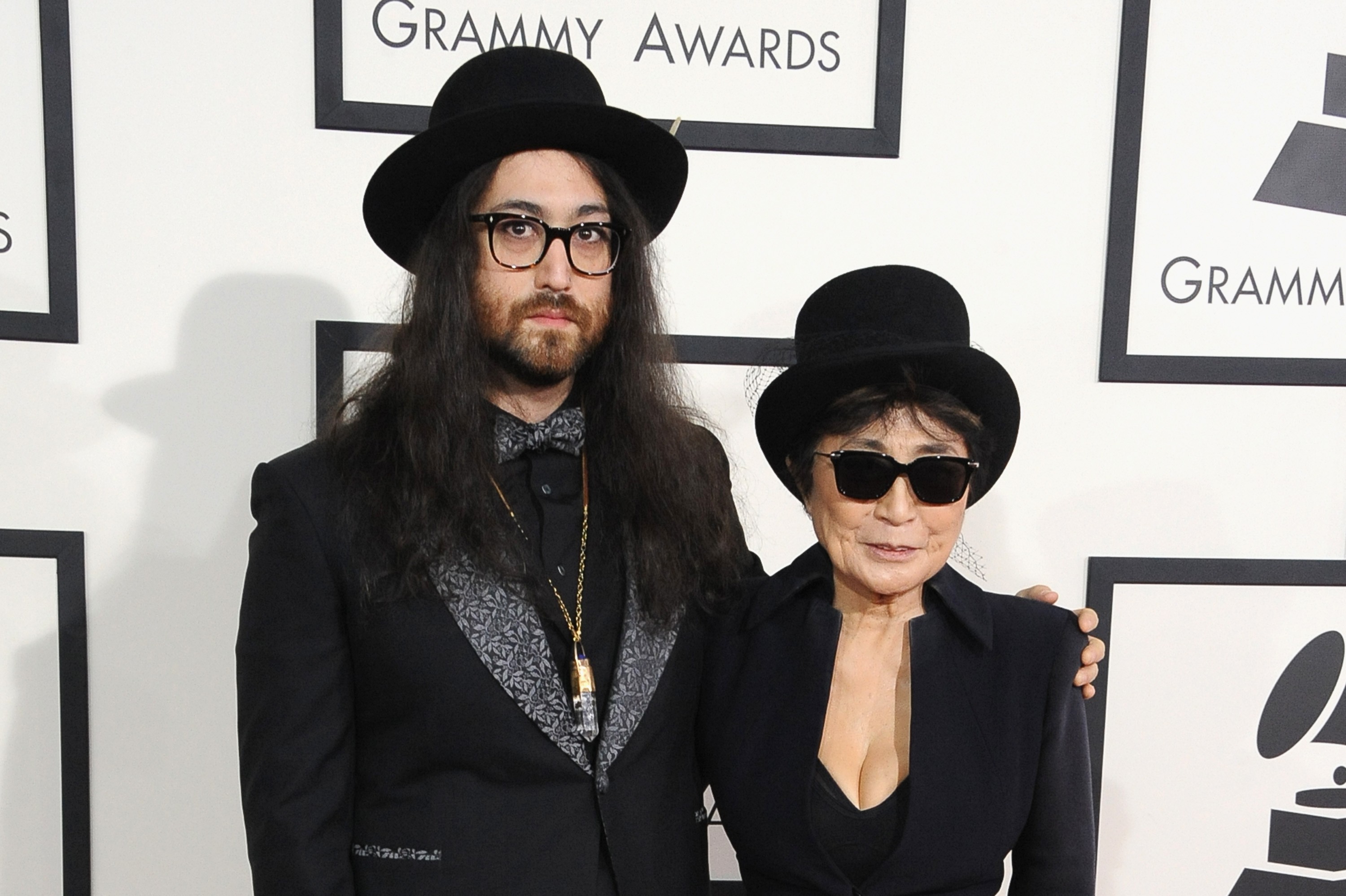Aos 87 anos, Yoko Ano se afasta dos negócios e passa empresas relacionadas  aos Beatles e a John Lennon para o filho - Monet | Música