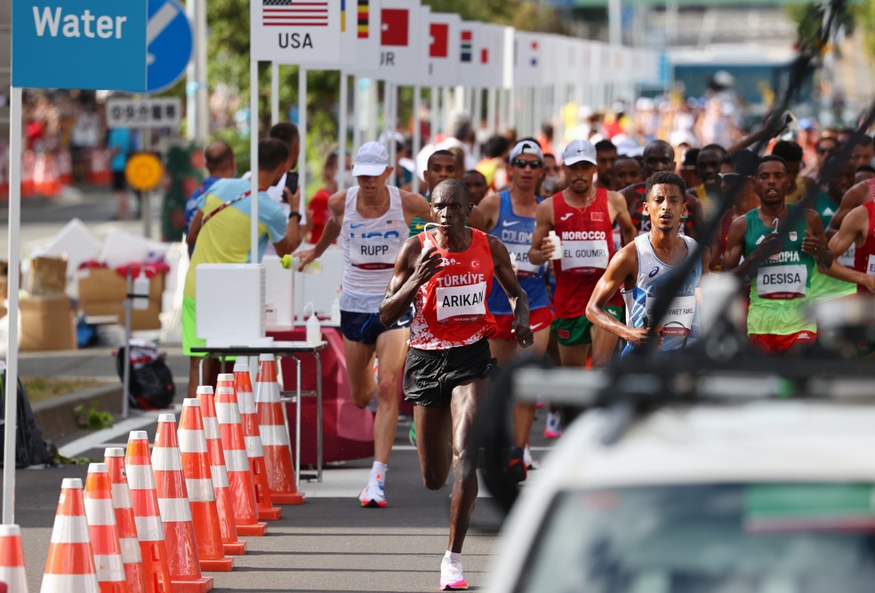 Eliud Kipchoge no início da maratona — Foto: Feline Lim/Reuters