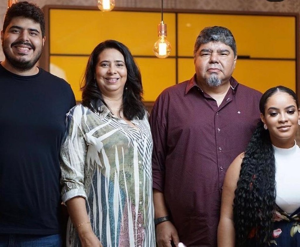 Tallison, com a mãe Orquídea, o pai Rodson e irmã Talita — Foto: Arquivo da família