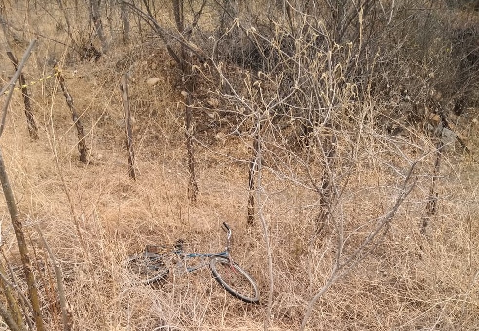 Bicicleta e corpo da vítima foram encontrados em matagal ao lado da rodovia — Foto: Redes sociais