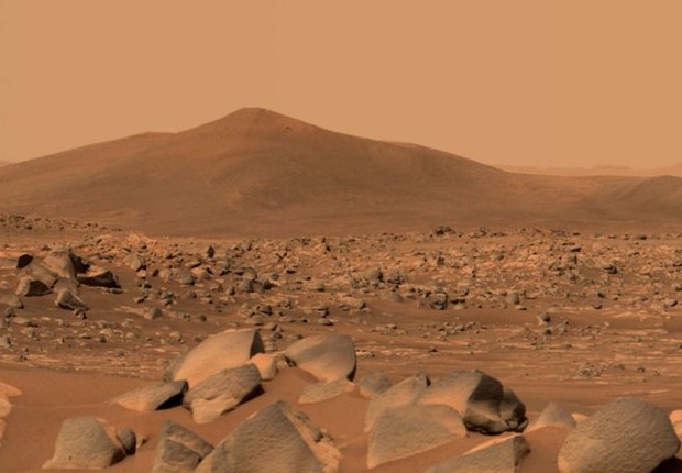 BBC Esta imagem mostra Santa Cruz, uma colina a cerca de 1,5 milhas (2,5 km) de distância do rover. A cena inteira está dentro da cratera Jezero de Marte; a borda da cratera pode ser vista na linha do horizonte além da colina. (Foto: NASA/JPL-CALTECH/ASU/MSSS via BBC)