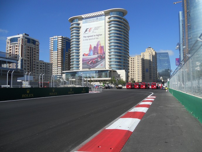 Entrada da curva 1, a primeira depois de mais de 30 segundos de pé em baixo e os carros atingirem 340 km/h Circuito de Baku Azerbaijão Formula 1 (Foto: Livio Oricchio)