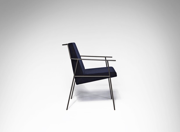 O Studio Zanini, de Zanini de Zanine, levará a cadeira Zina, produzida pela América Móveis. O designer - que se inspirou aos produtos em ferro criados por seu pai, Zanine Caldas, nos anos 50 – mesclou materiais como o aço carbono, o veludo e a madeira mac (Foto: Divulgação/Rio+Design)