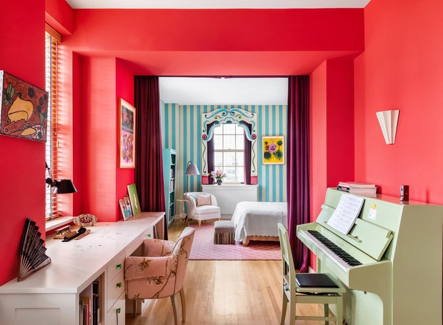 Em outro ambiente do quarto lúdico, cores fortes trazem um ar de modernidade e maximalismo (Foto: Brown Harris Stevens)