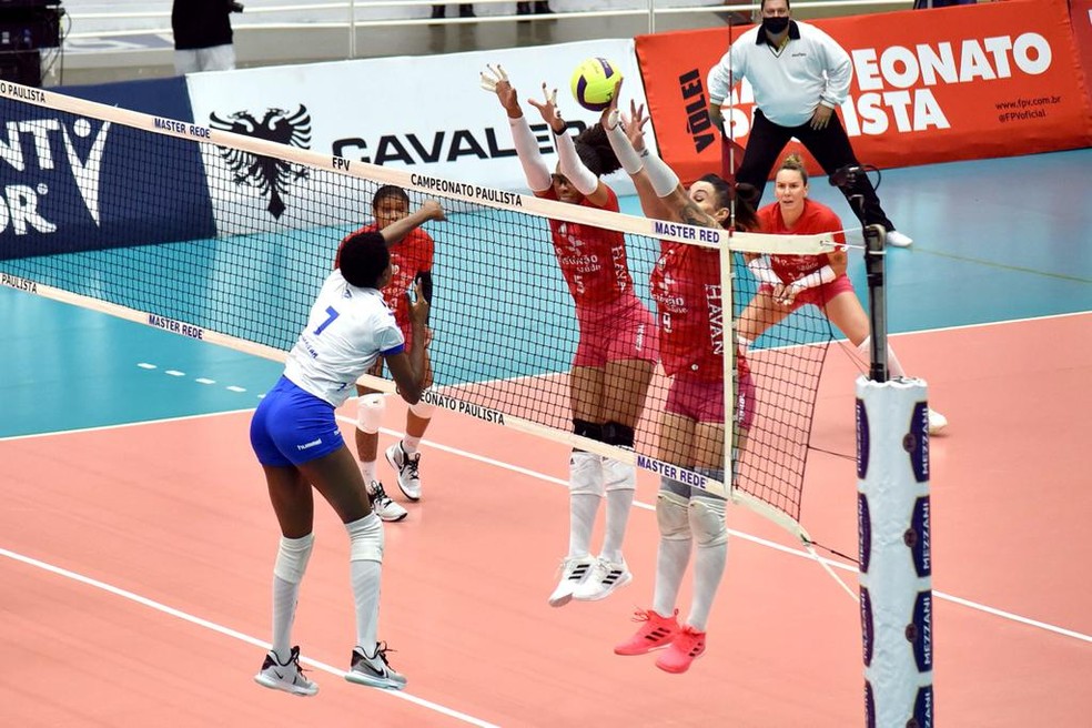 Barueri ficou no bloqueio do Osasco no segundo jogo da final do Paulista de vôlei — Foto: João Pires/Jump