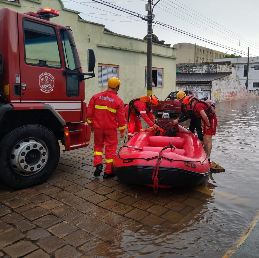 Bombeiros atenderam ocorrências após alagamento de ruas em Avaré — Foto: Corpo de Bombeiros/Divulgação