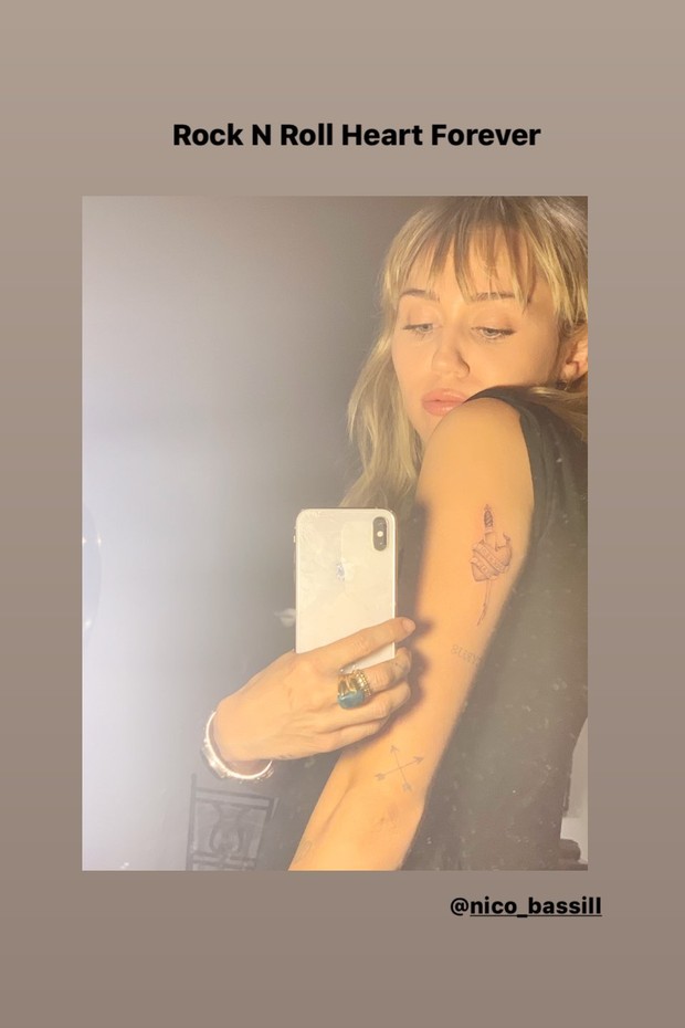 Miley Cyrus e Cody Simpsons fazem tatuagem juntos em Los Angeles (Foto: Reprodução/Instagram)