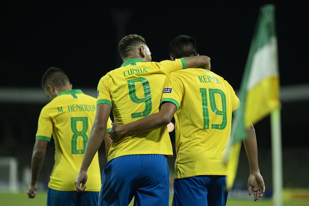 Matheus Cunha e Reinier em ação pela Seleção Brasileira — Foto:  Lucas Figueiredo / CBF