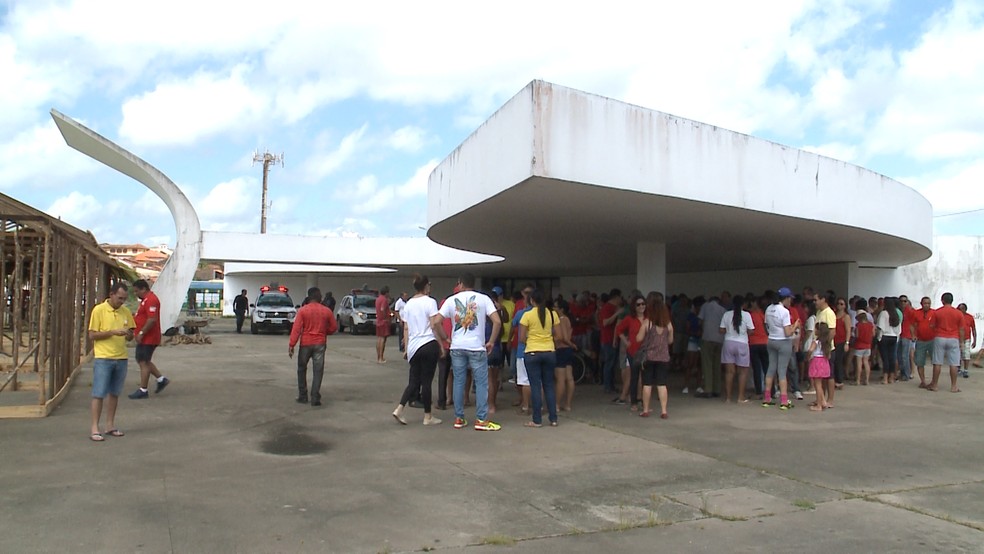 Manifestantes ocuparam a Praça Maria Aragão (Foto: TV Mirante / Reprodução)