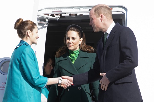 Kate Middleton e o príncipe William chegando à Irlanda (Foto: Getty Images)