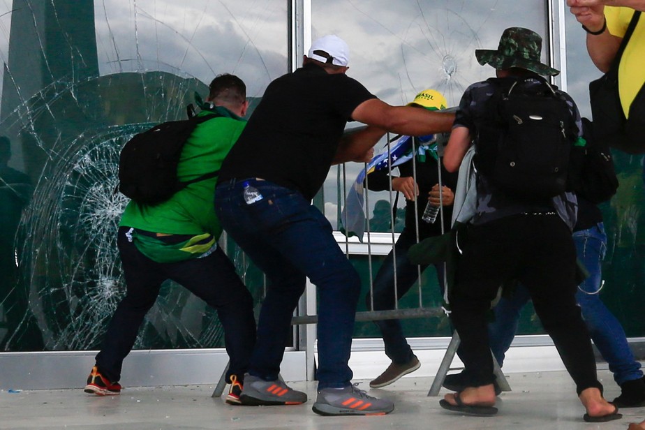 Boslonaristas atacam vidraça do Palácio do Planalto