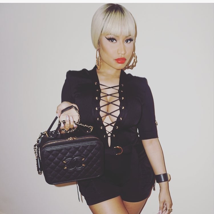 Nicki Minaj usa franja e vestido com decote trançado (Foto: Reprodução/ Instagram/ @nickiminaj)