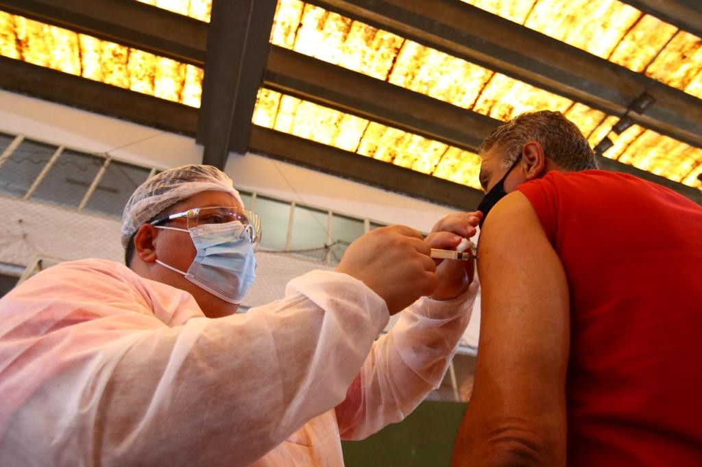 Praia Grande e Santos vacinam contra a Covid-19 neste domingo