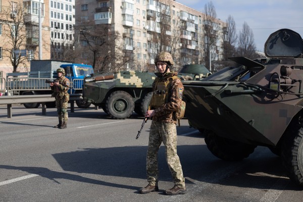 Soldados ucranianos em patrulha na capital Kiev (Foto: Getty Images)