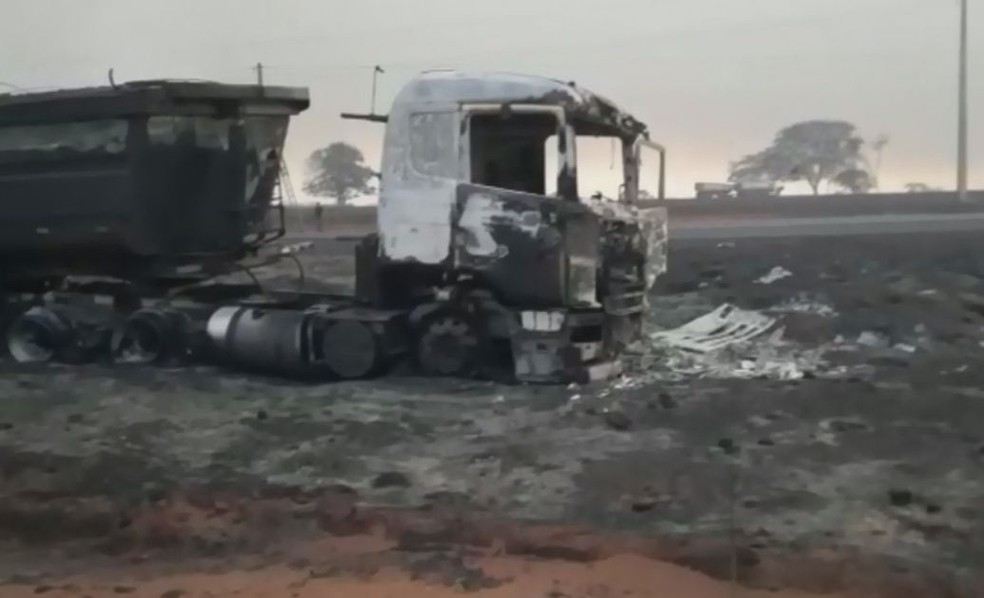 Caminhão ficou destruído após ser atingido por fogo no canavial entre Borborema e Novo Horizonte (SP) — Foto: Arquivo pessoal
