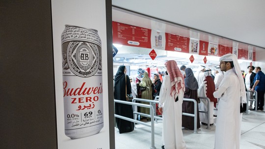 Promessa é dívida: Budweiser leva cerveja que não pôde ser vendida na Copa para a Argentina 