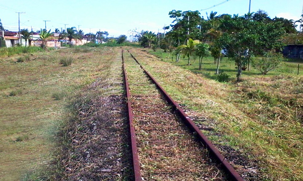 Durante os anos, ferrovia chegou a ter mato cortado, mas foi abandonada pela concessionária, segundo o MPF (Foto: Divulgação/Prefeitura de Itanhaém/Arquivo )