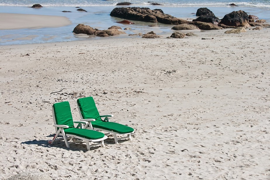 Praia vazia cedeiras areia turismo viagem férias