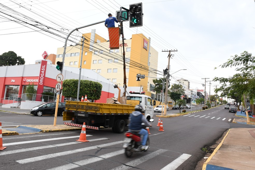 Semob instala temporizadores semafóricos em Presidente Prudente (SP) — Foto: Marcos Sanches/Secom